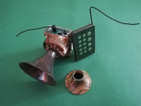Wabik elektroniczny z pilotem R410 na sarnę i kozła chip 6 moro tuba Wabik elektroniczny z pilotem R410 na sarnę i kozła chip 6 moro tuba